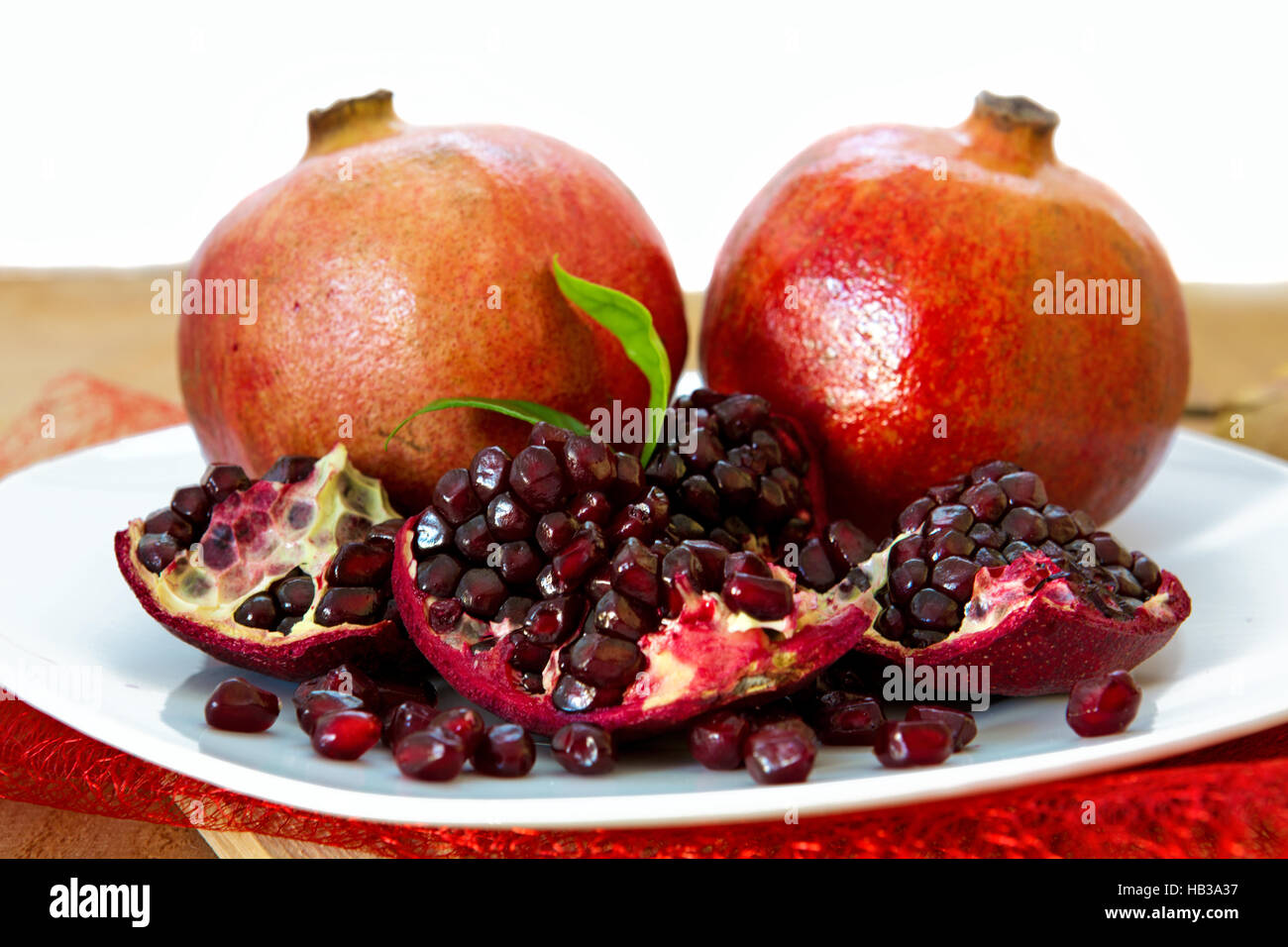 Saftige Granatäpfel auf Holz. Stockfoto