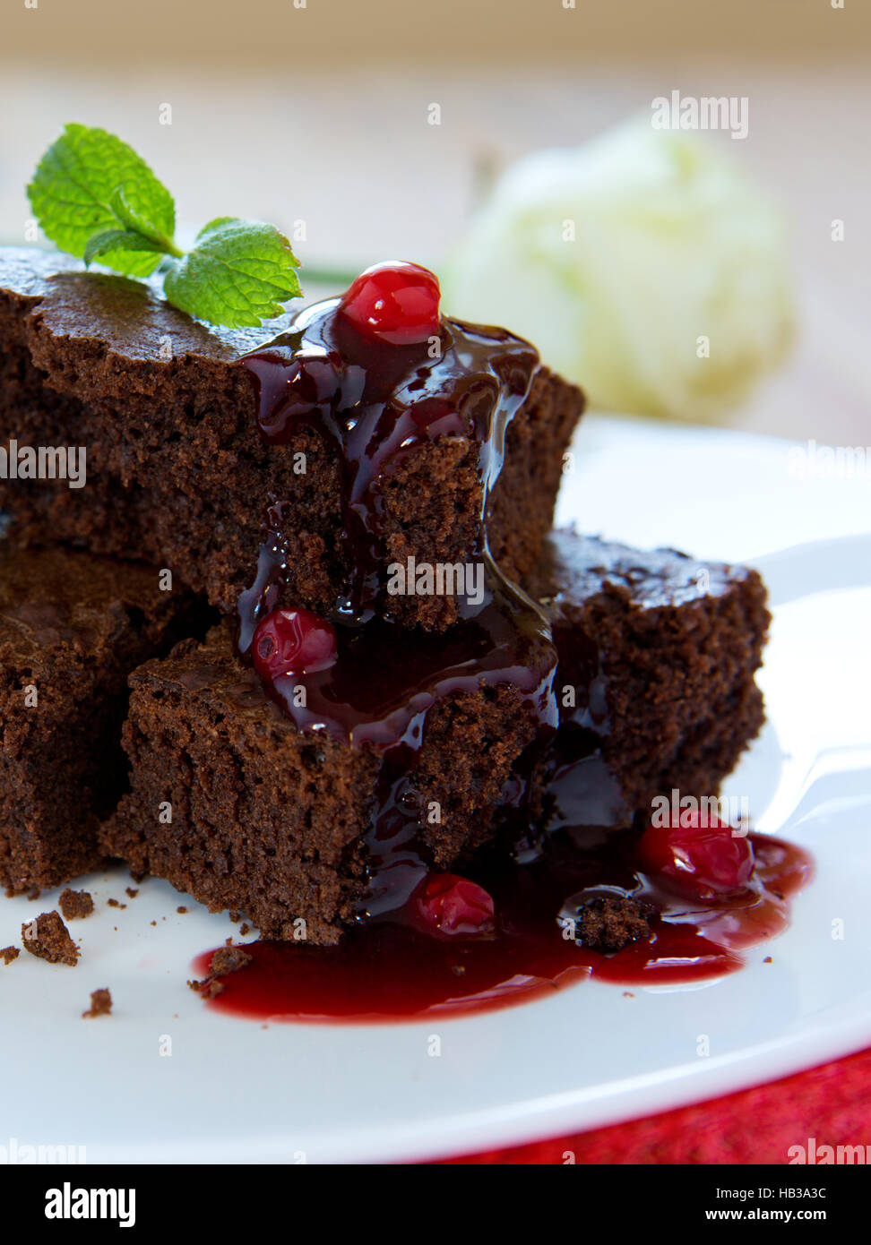 Schöne Schokoladenkuchen mit frischen Beeren. Stockfoto