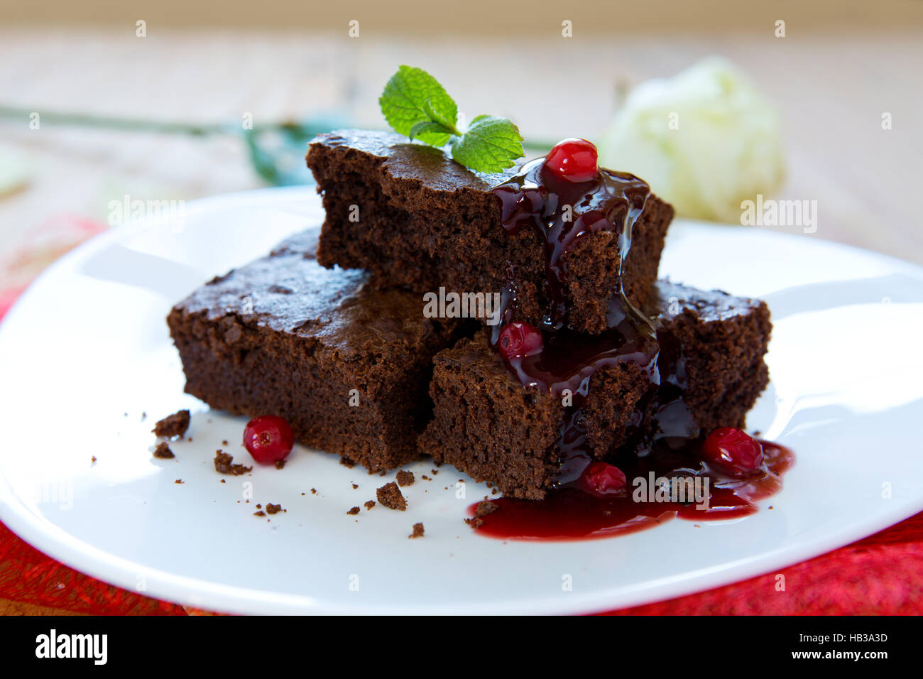 Schöne Schokoladenkuchen mit frischen Beeren. Stockfoto