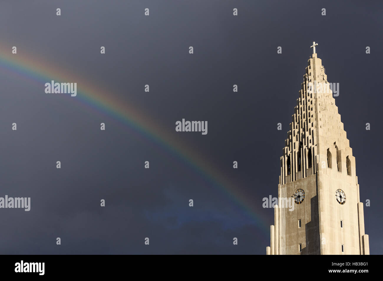 Regenbogen hinter Kirche Hallgrímskirkja in Reykjavík, Island Stockfoto