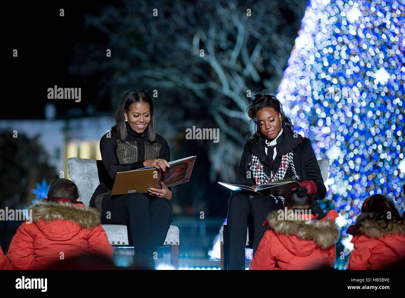 US-Präsidentengattin Michelle Obama und olympisches Gold Medalist Simone Manuel lesen '' Twas die Nacht vor Weihnachten während der nationalen Weihnachtsbaum Beleuchtungszeremonie auf der Ellipse 1. Dezember 2016 in Washington, DC. Stockfoto