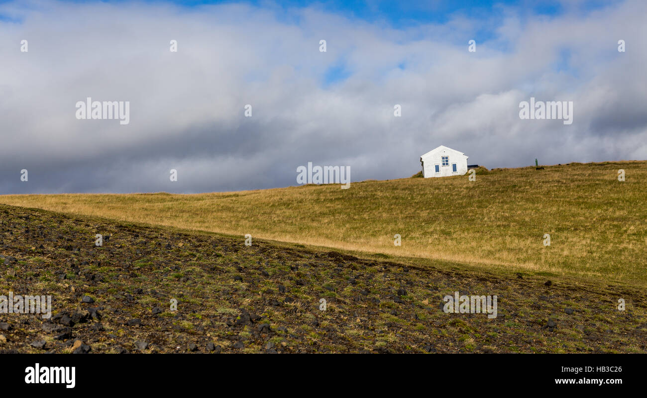 Weiße Haus auf einem Hügel im Südosten Islands Stockfoto