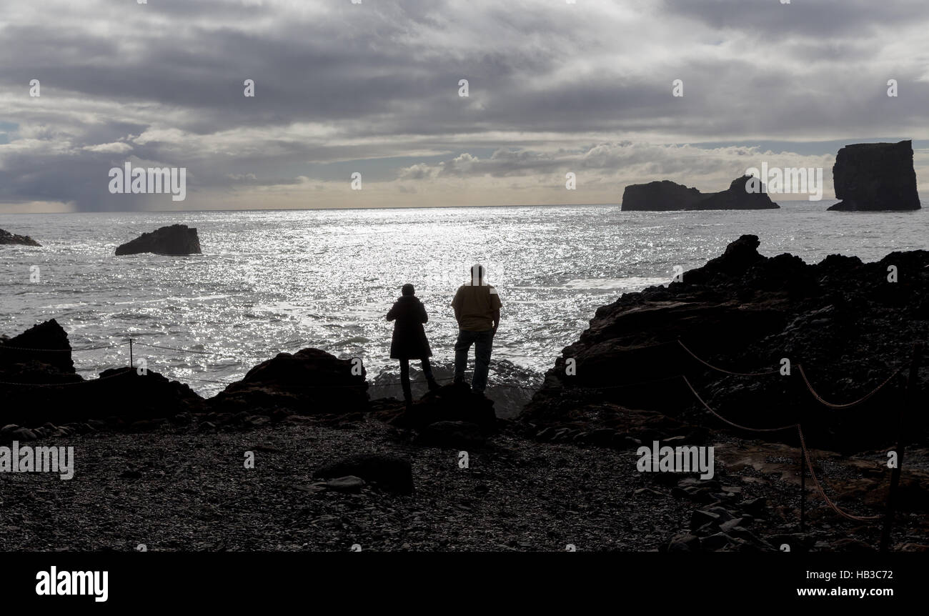 2 Personen mit Blick auf den Ozean in Island Stockfoto