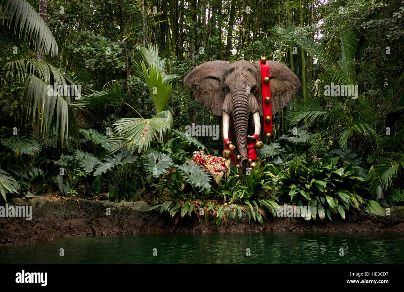Elefant-Modell gesehen verziert auf der Dschungel-Jingle-Kreuzfahrt in Disneyland, Anaheim, Kalifornien. Stockfoto