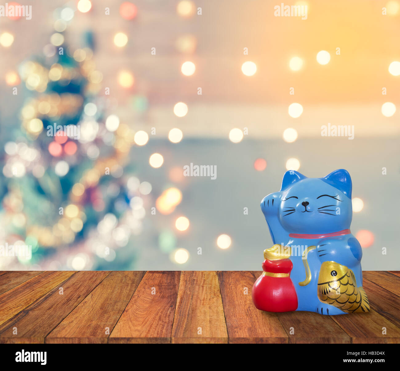 glückliche Katze Bank mit Weihnachten Hintergrund, Zeit zu sparen für halten Sie Geld für die Feier beginnen. Stockfoto