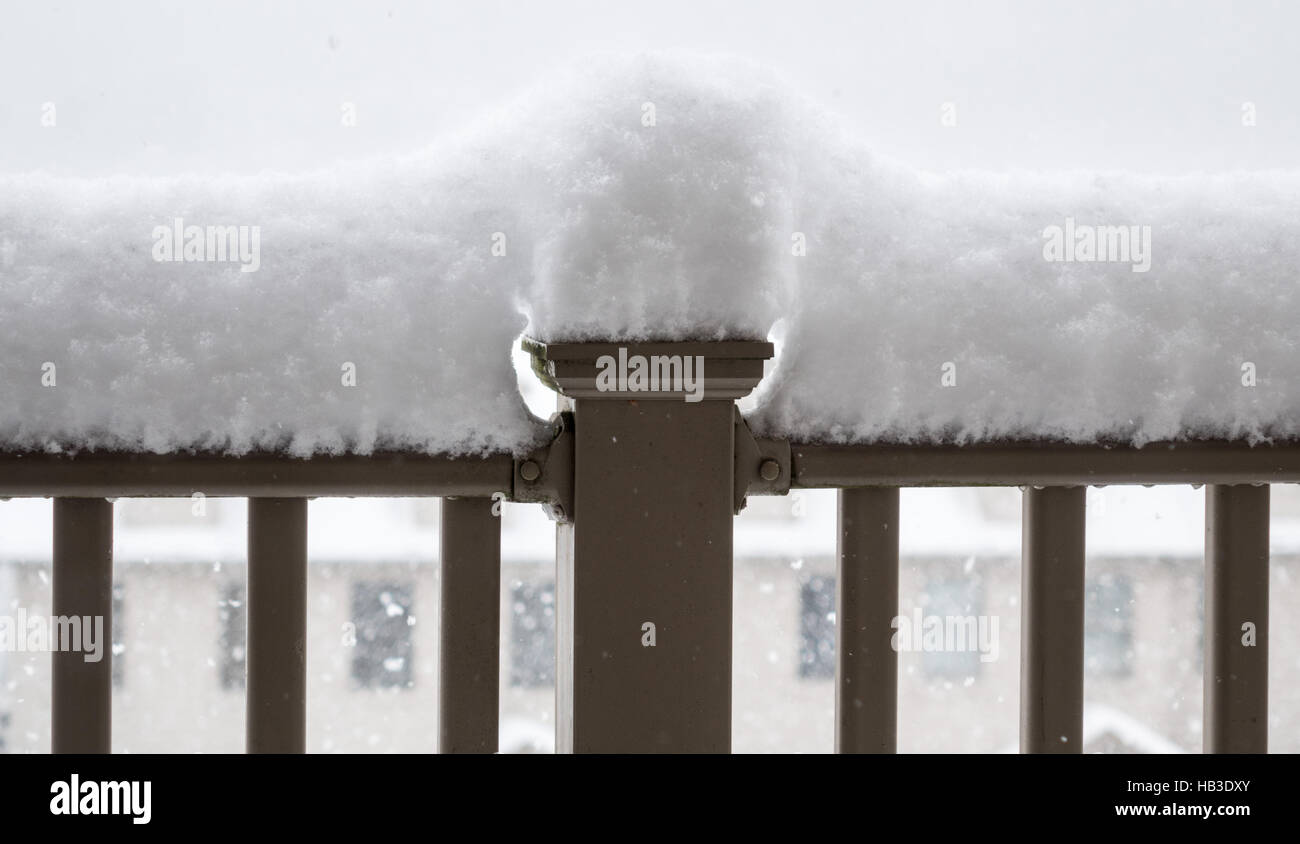 Schnee auf Geländer Balkon hoch gestapelt Stockfoto