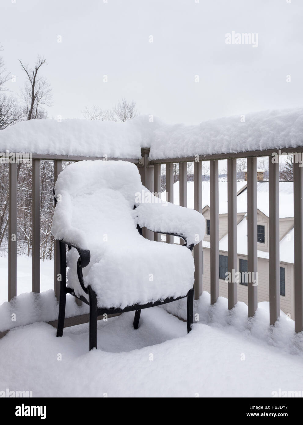 Im freien Gartenstuhl in Schneeverwehungen begraben Stockfoto