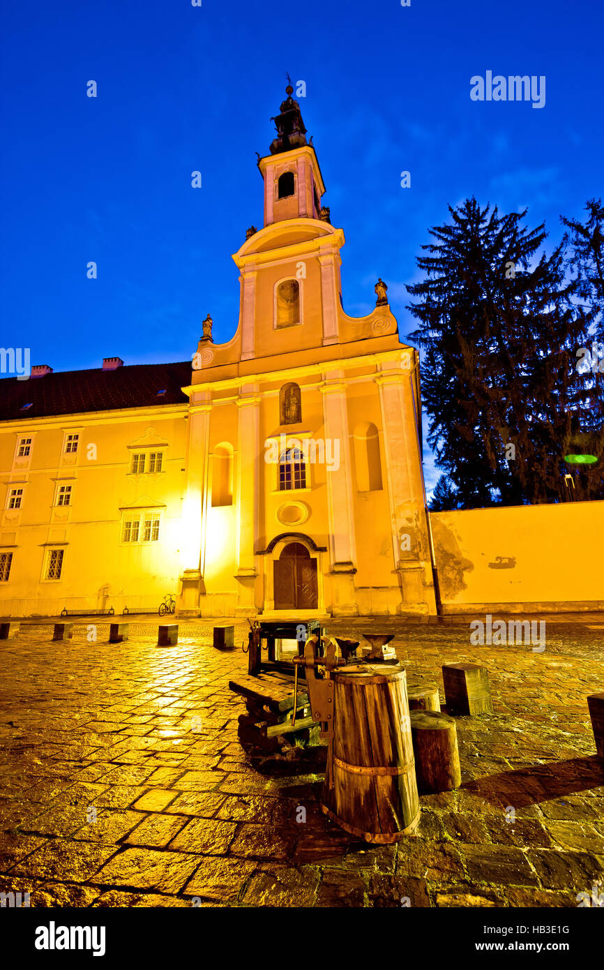 Varazdin alte Straße und Kirche Abend Blick Stockfoto