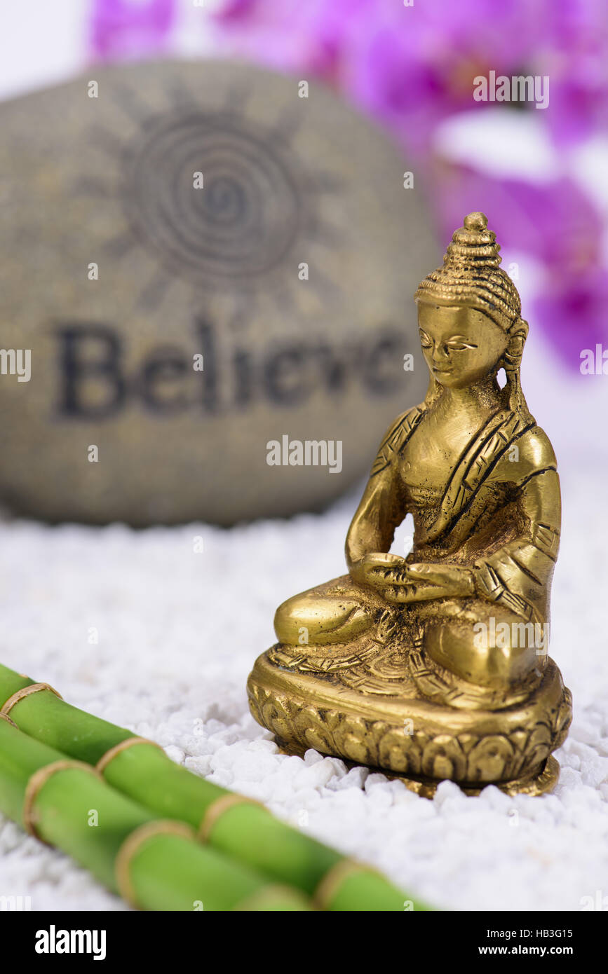 Buddha sitzt im ZEN-Garten Stockfoto