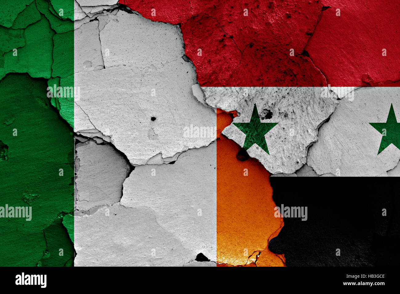 Flagge von Irland und Syrien auf rissige Wand gemalt Stockfoto