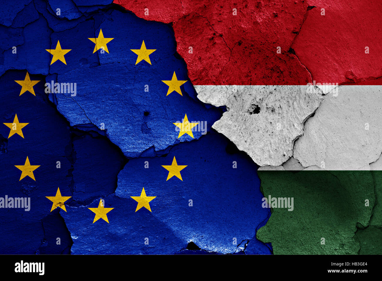 Flaggen der EU und Ungarn auf rissige Wand gemalt Stockfoto