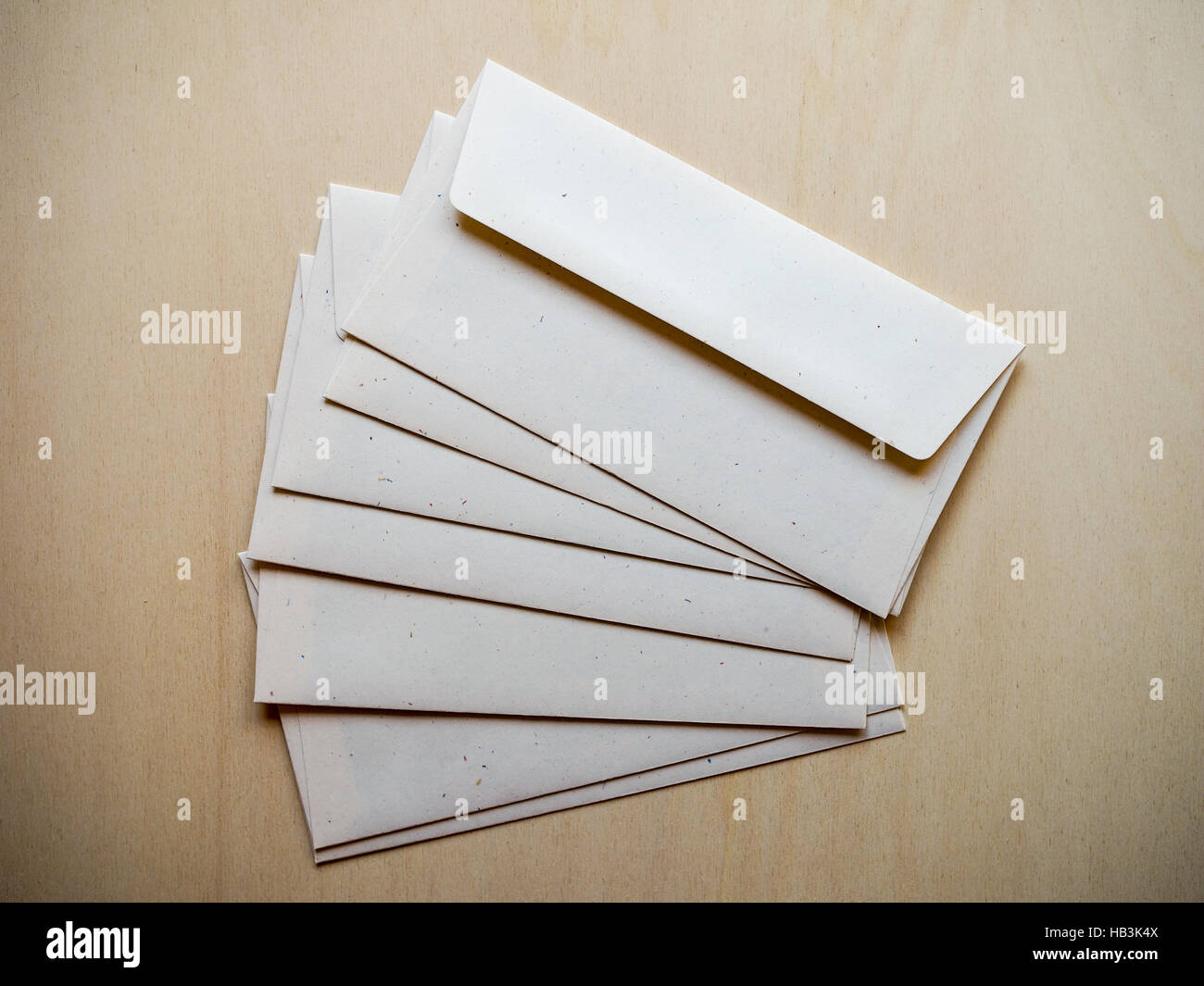 Briefumschlag auf Holztisch Stockfoto