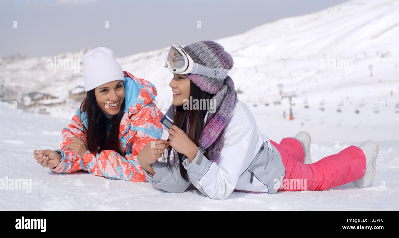 Kichernde Zwillinge Festlegung auf Skipiste Stockfoto