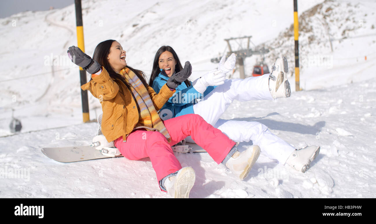 Zwei glückliche junge Frauen genießen einen Winterurlaub Stockfoto