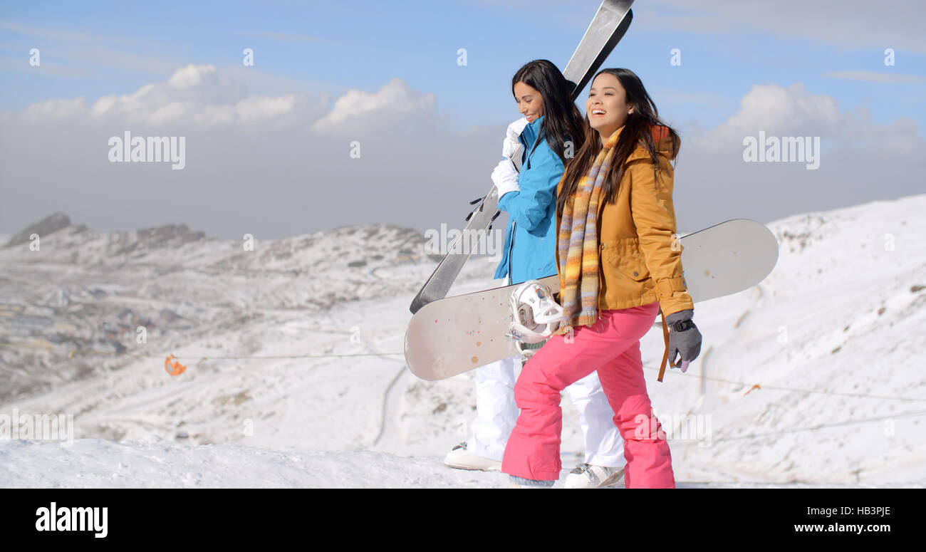 Zwei Freunde Wandern auf Skipiste Stockfoto