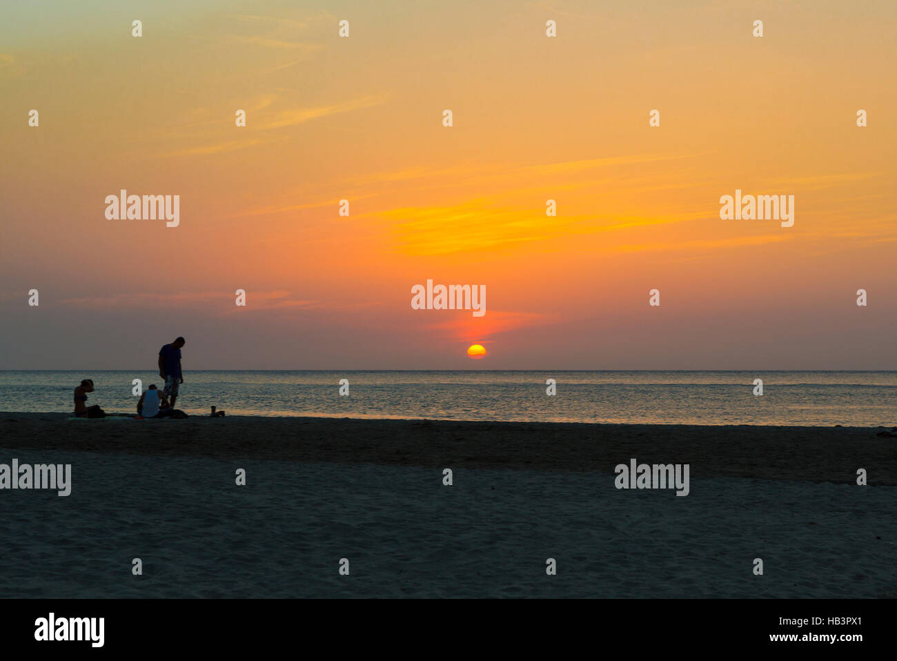 Gruppe von Menschen am Strand bei Sonnenuntergang in Kolumbien Stockfoto