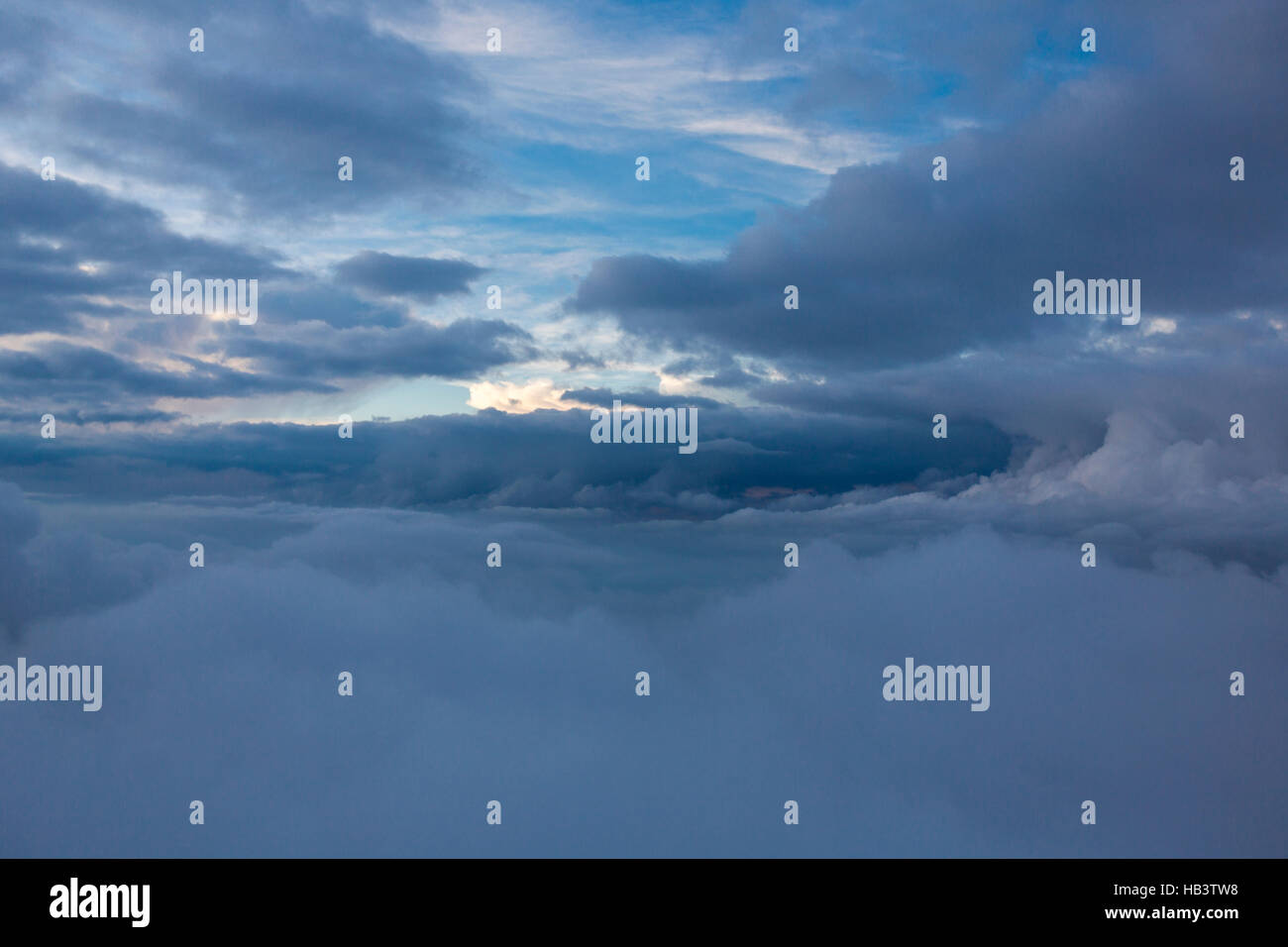 Über den Wolken mit Sonnenstrahlen und dramatischer Himmel Stockfoto