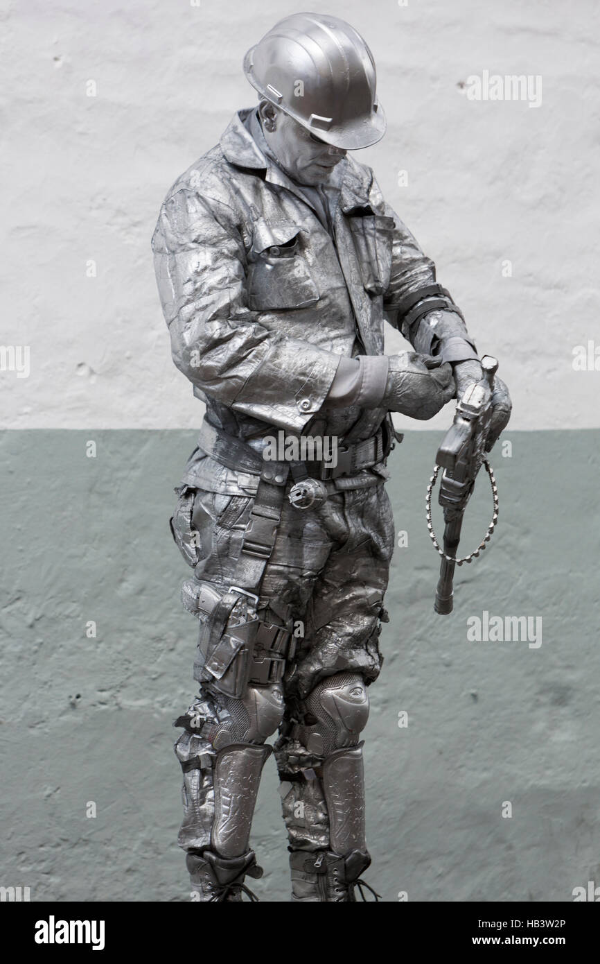 MadMax Krieger mit Waffen in Silber Farben im Zentrum von Quito, Ecuador Stockfoto