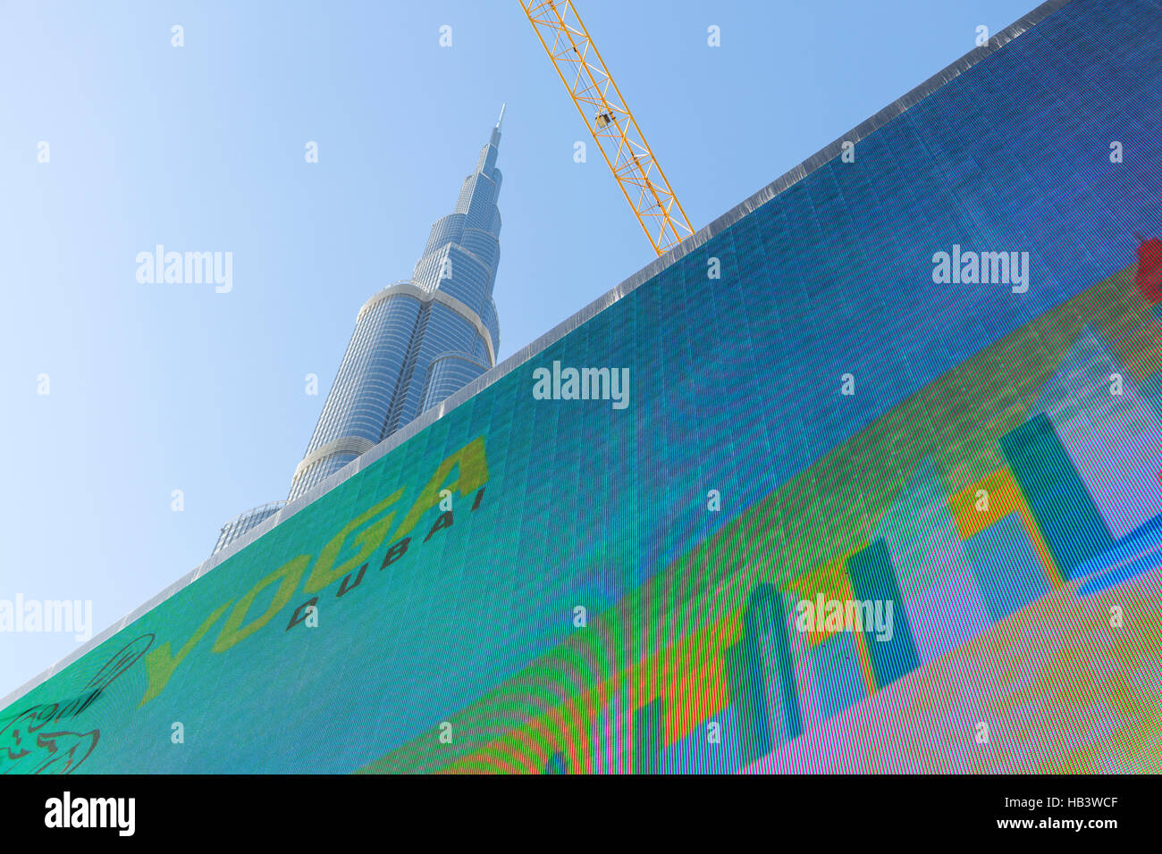 Burj Khalifa hinter riesigen digitaler Bildschirm in Dubai, das höchste der Welt bauen. Stockfoto