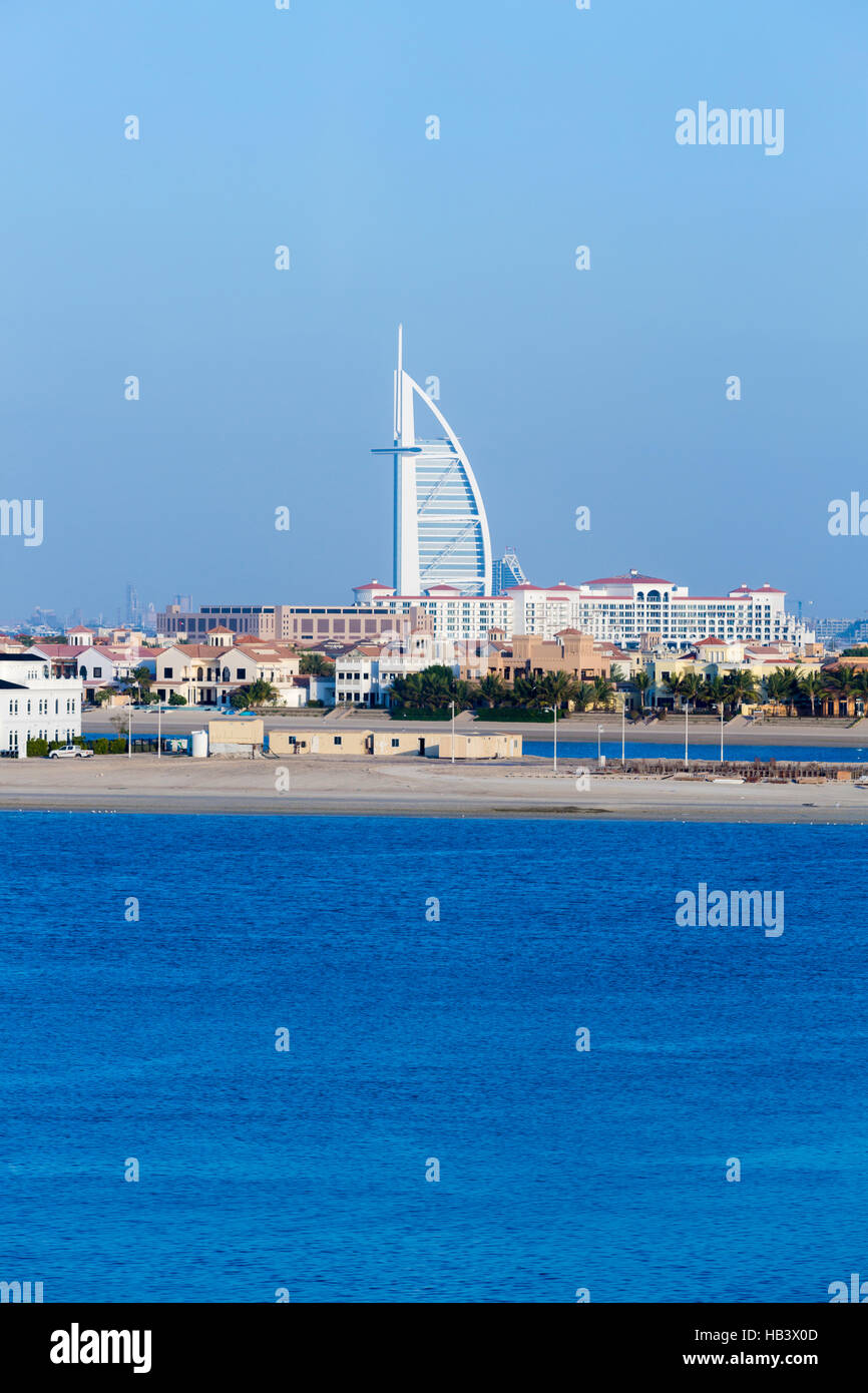 Villen und Strand auf Palm Jumeirah mit Burj Al Arab in Dubai, Vereinigte Arabische Emirate Stockfoto