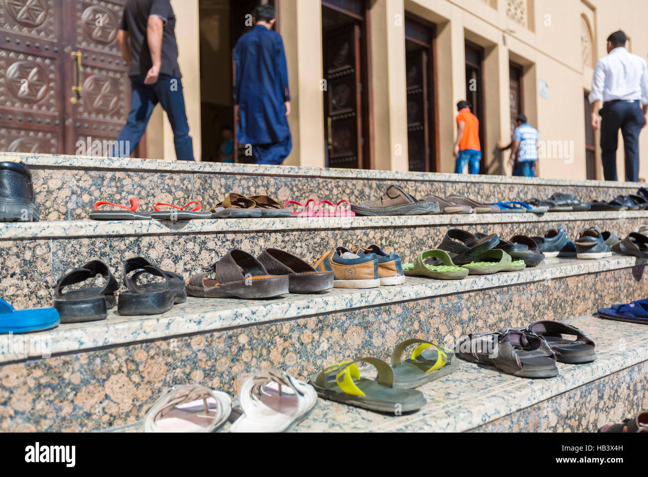 Sandalen vor einer Moschee während der Gebetszeit in Dubai. Stockfoto