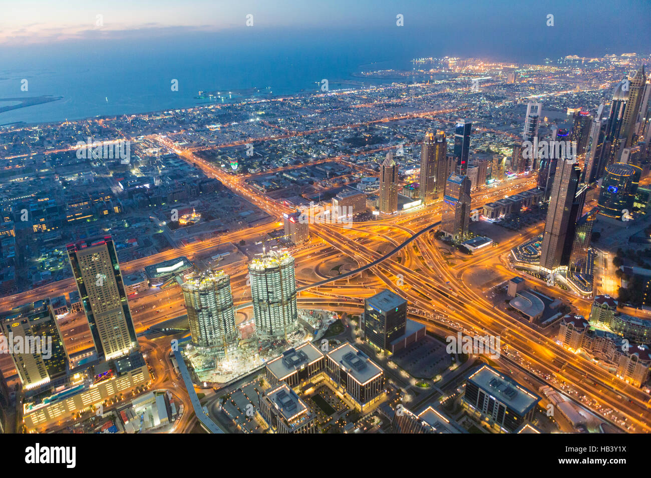 Nacht Stadt Skyline von Dubai mit modernen Wolkenkratzern, Vereinigte Arabische Emirate Stockfoto