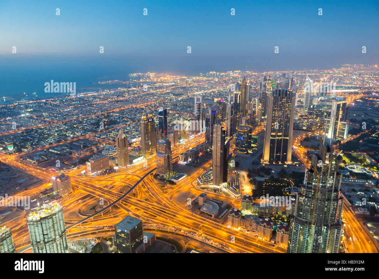 Nacht Stadt Skyline von Dubai mit modernen Wolkenkratzern, Vereinigte Arabische Emirate Stockfoto