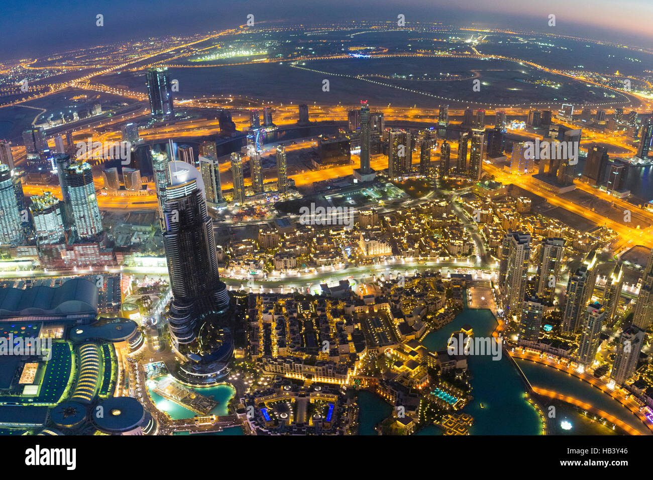 Nacht Stadt Skyline von Dubai mit modernen Wolkenkratzern, Vereinigte Arabische Emirate Stockfoto