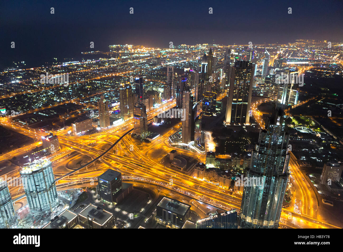 Nacht Stadt Skyline von Dubai mit modernen Wolkenkratzern, Vereinigte Arabische Emirate Stockfoto