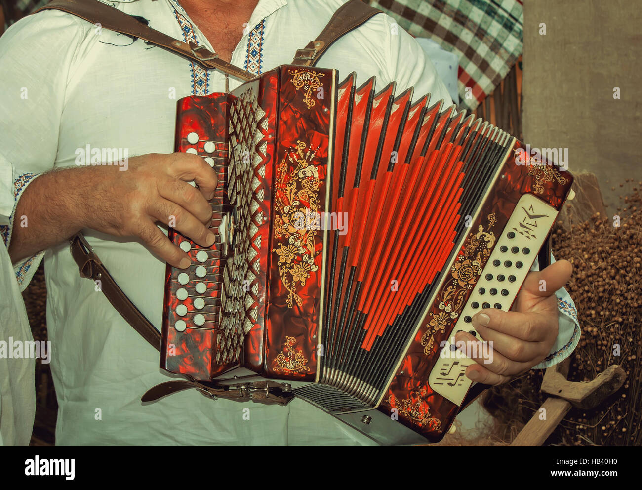 Der Musiker spielt ein russisches Volksmusikinstrument, eine Balalaika, in  einem uralten Nationaltracht Stockfotografie - Alamy