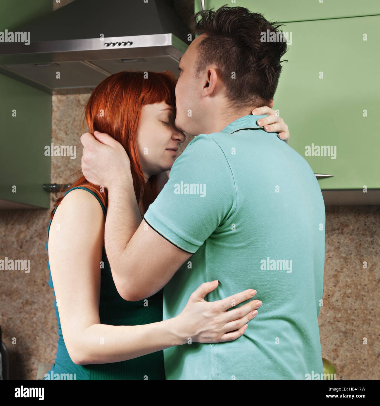 Mann küssen Wifes Stirn Stockfoto