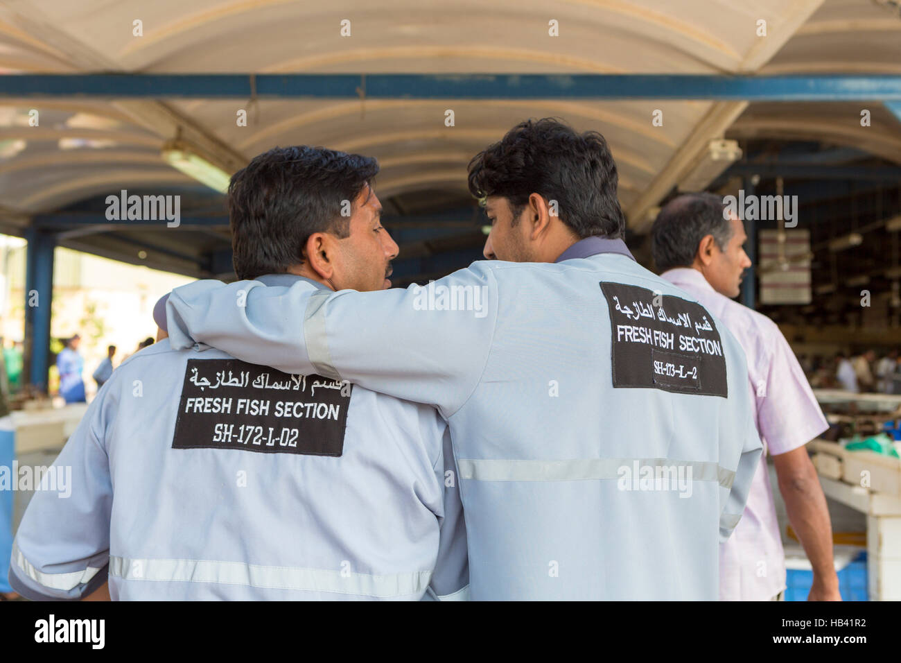 Fischer auf dem Fischmarkt von Dubai in Dubai Stockfoto