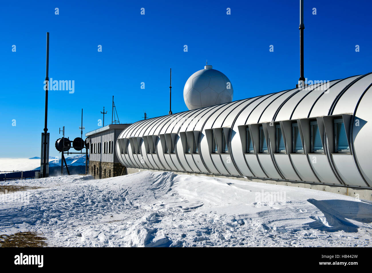 SwissMetNet Wetterstation mit Radom für Wetterradar auf dem Gipfel La Dole,  Saint-Cergue, Waadt, Schweiz Stockfotografie - Alamy