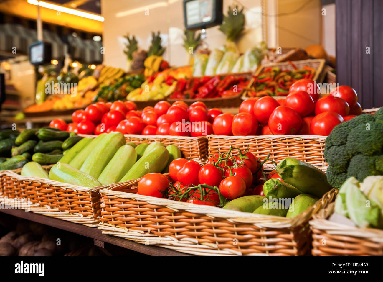 Gemüsehandel mit frischem Obst und Gemüse. Stockfoto