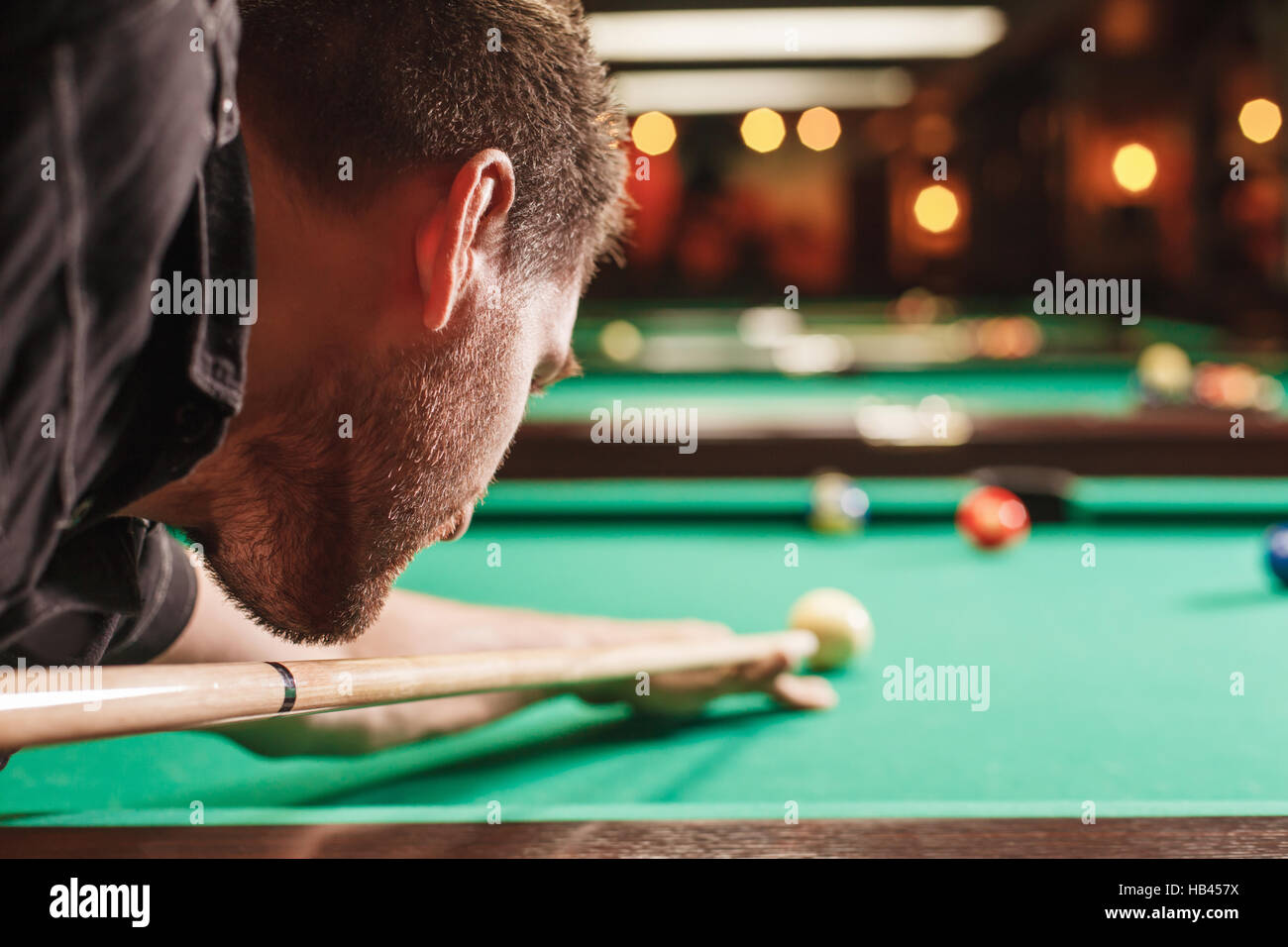 Mann, der versucht, den Ball im Billard. Stockfoto