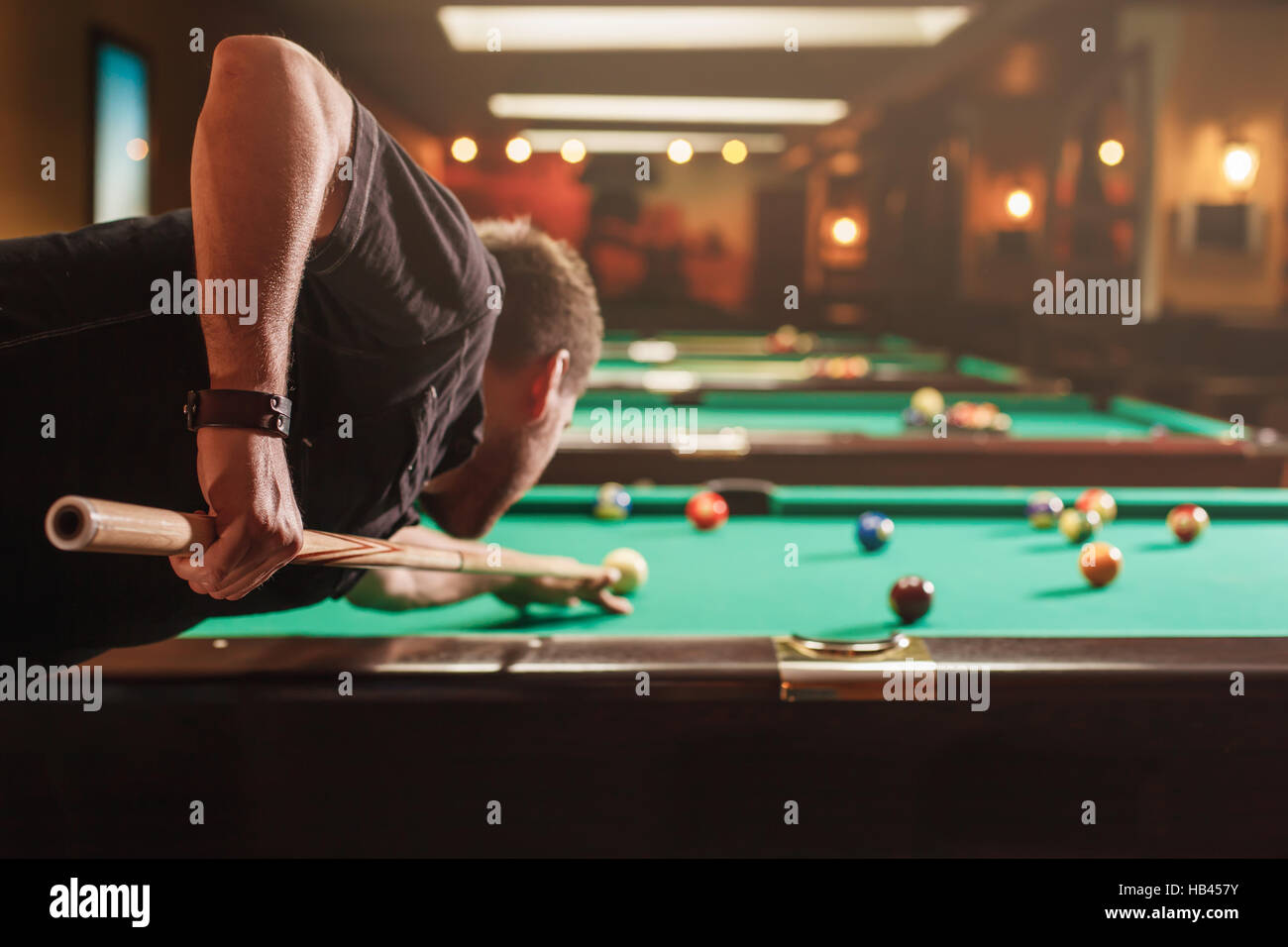 Mann, der versucht, den Ball im Billard. Stockfoto