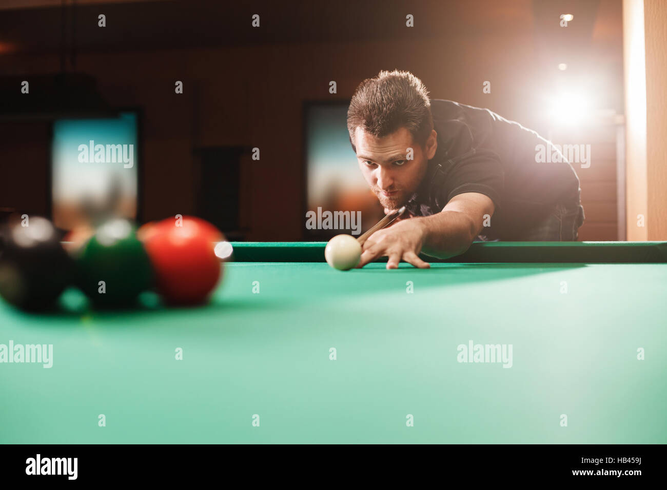 Spieler bricht eine Pyramide in Billard. Stockfoto