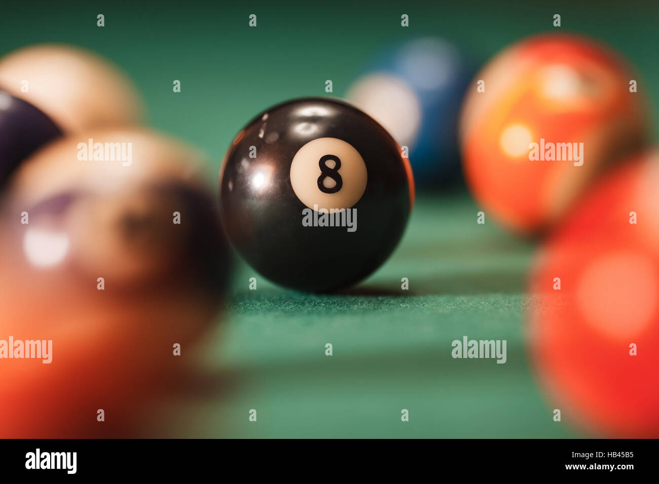 Pool-Kugel mit der Nummer 8 auf grünem Hintergrund. Stockfoto