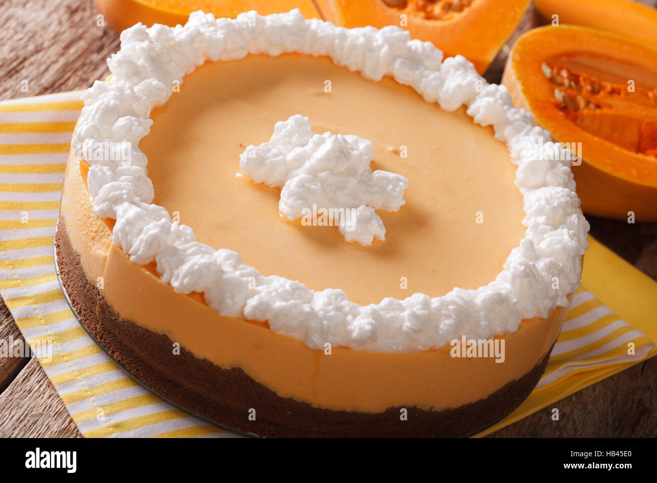 Leckere Kürbis-Käsekuchen mit gepeitschter Creme Nahaufnahme auf dem Tisch. horizontale Stockfoto