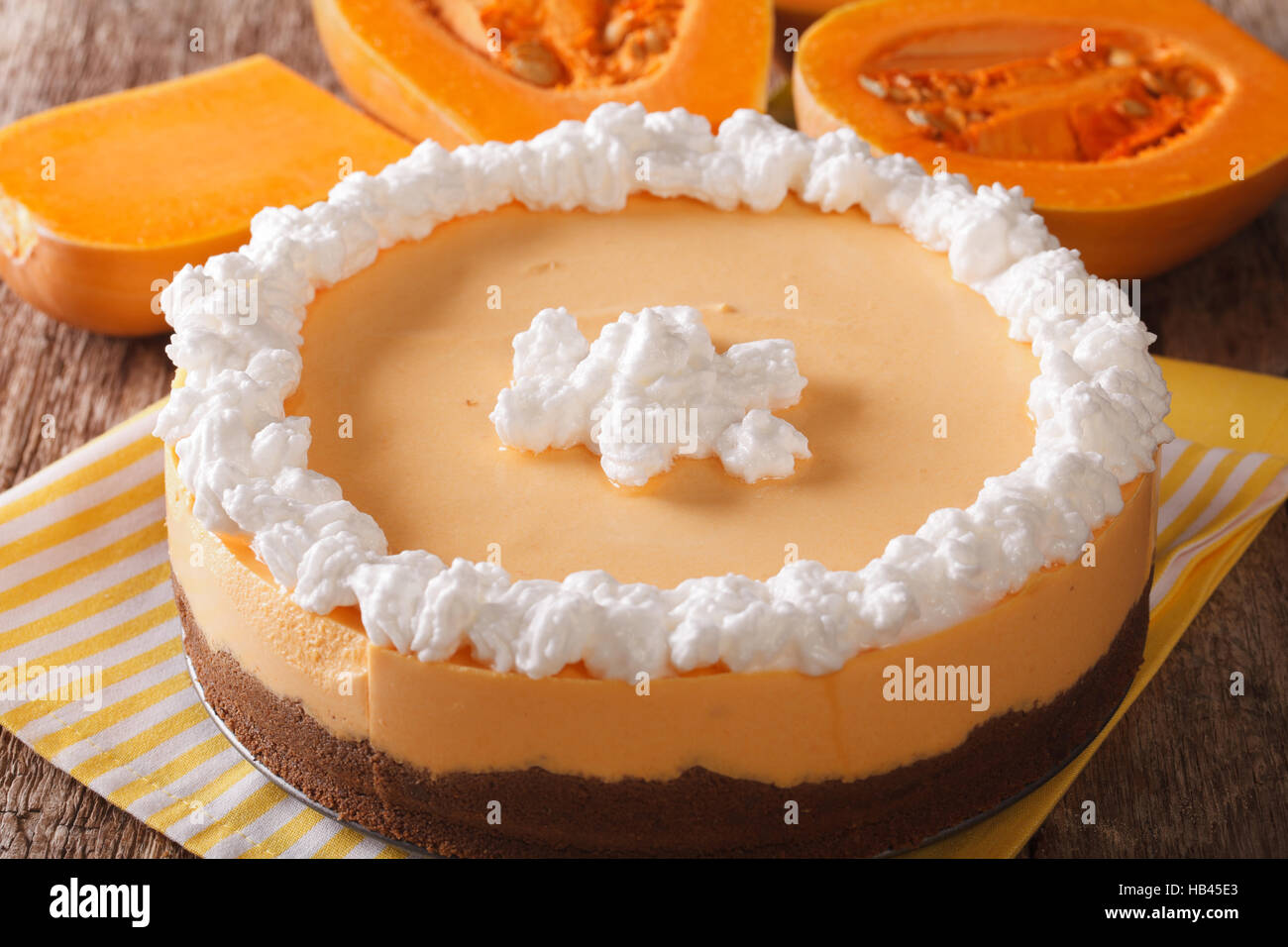 Kürbis-Käsekuchen mit Sahne verziert. die Tönung. selektiven Fokus Stockfoto