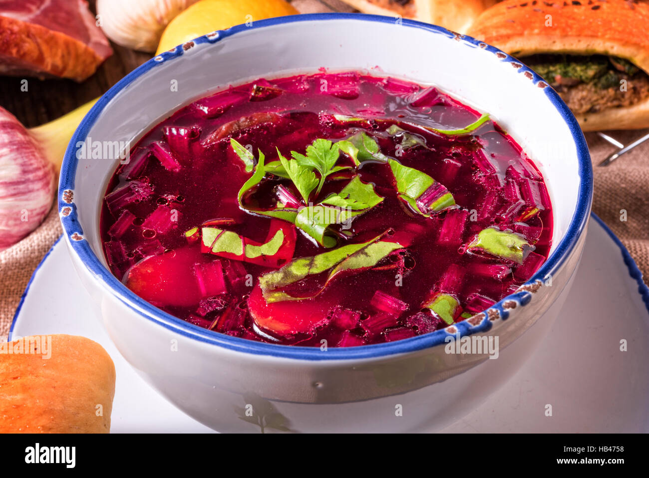 Rüben grüne Suppe mit Gebäck Stockfoto