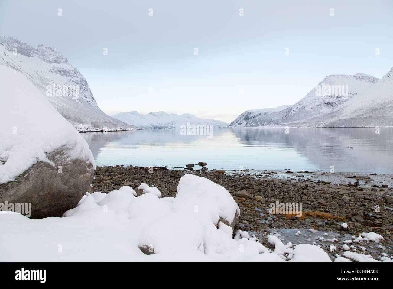 Norwegische Winterlandschaft mit Fjord in der Nähe von Tromsø Stockfoto