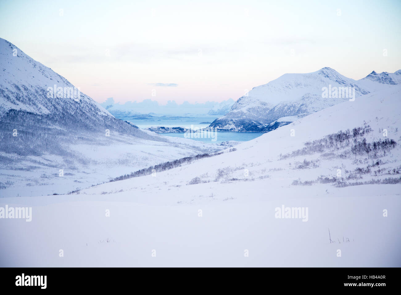 Norwegische Winterlandschaft mit Fjord in der Nähe von Tromsø Stockfoto