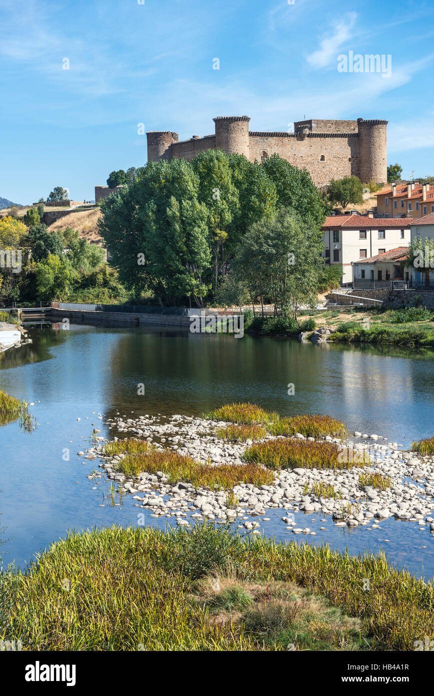 Blick über den Fluss Tormes mit der Burg im Hintergrund, El Barco De Avila, Provinz Ávila, Spanien. Stockfoto