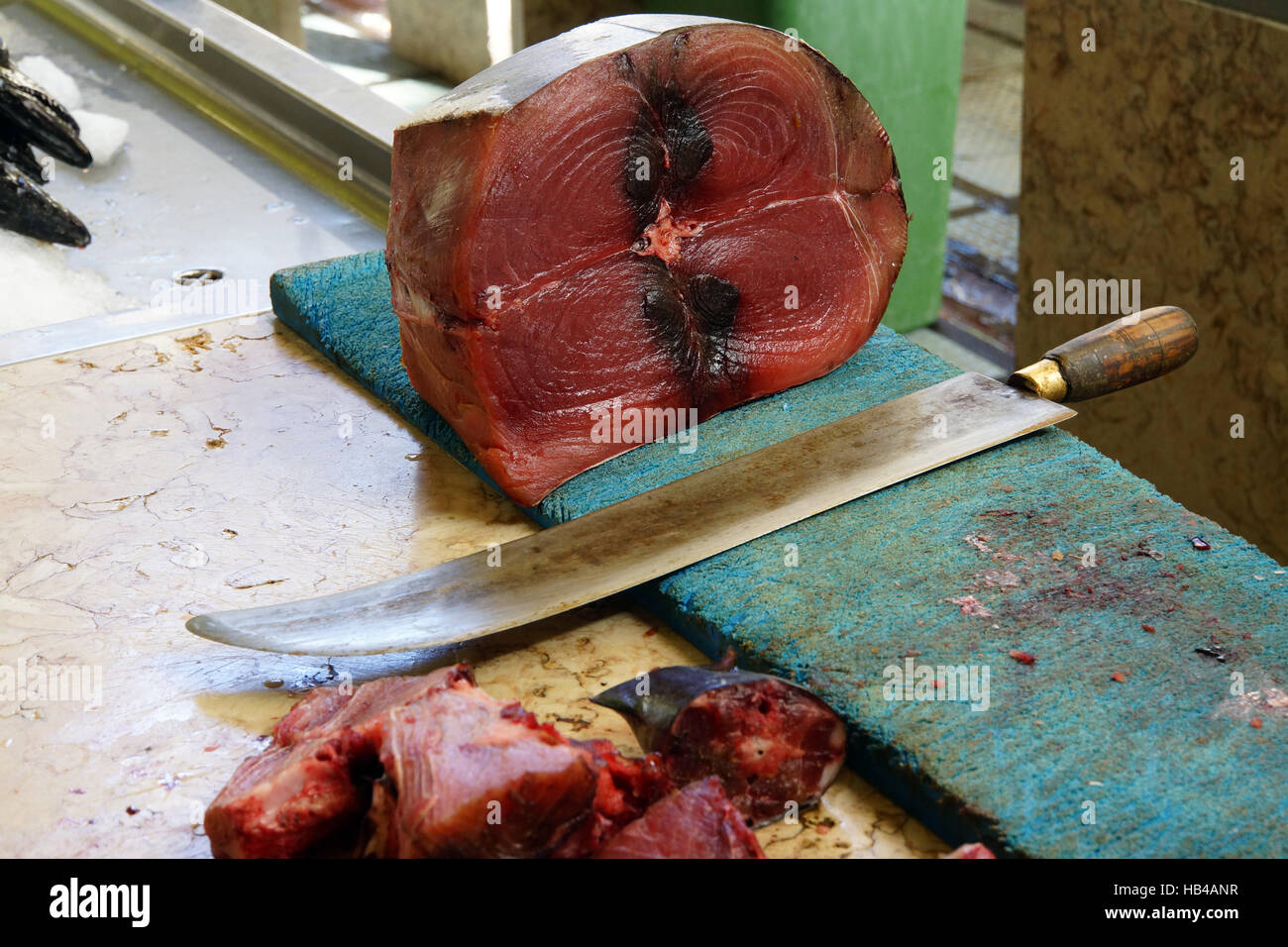 frischer Thunfisch in der Markthalle Stockfoto