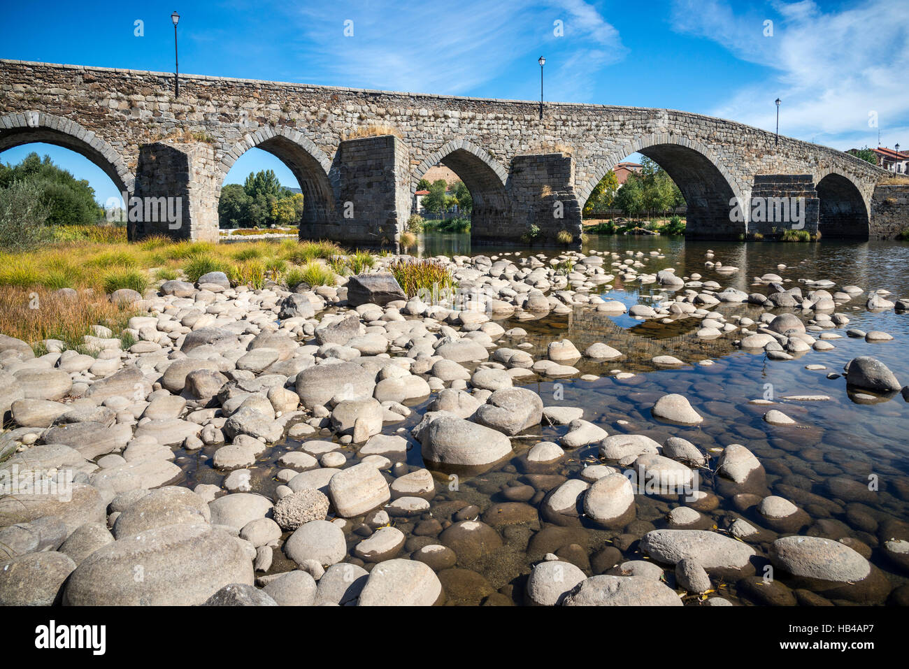 Die romanische Brücke über den Fluss Tormes bei El Barco De Avila, Provinz Ávila, Spanien. Stockfoto