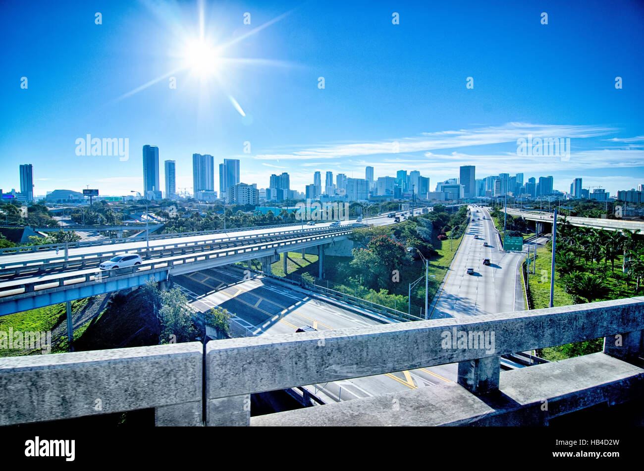 Skyline von Miami Florida und Straßen Stockfoto