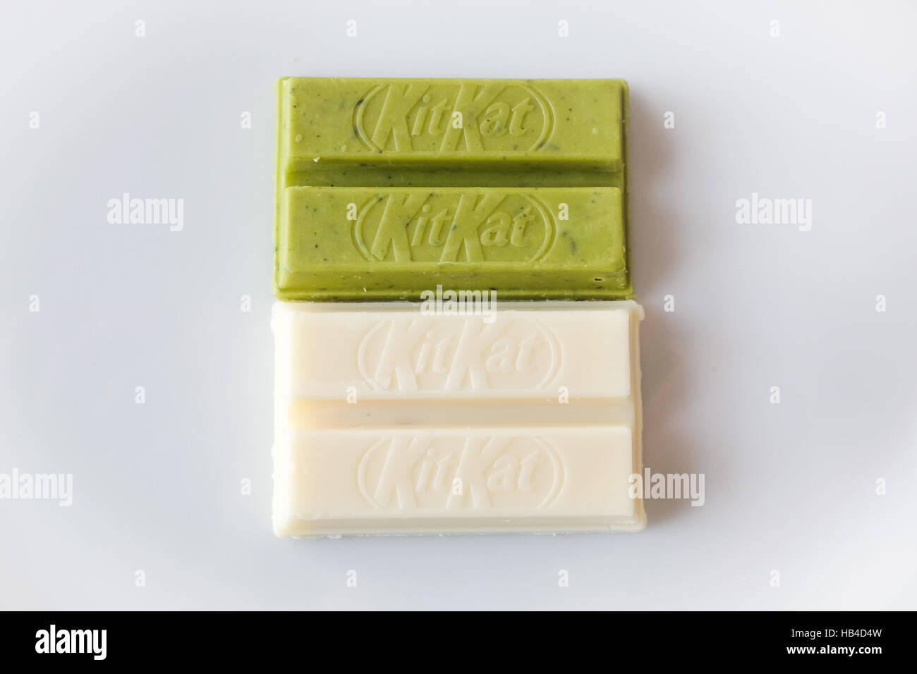 KitKat mit Sake und grüner Tee-Aromen, die in Japan verkauft. Stockfoto