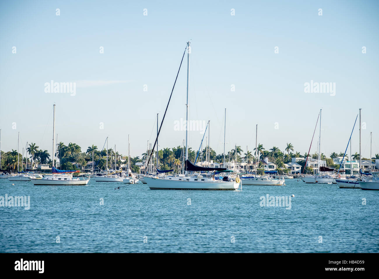 Marina Yacht Masten und Reflexionen Hintergrund an einem sonnigen Tag Stockfoto