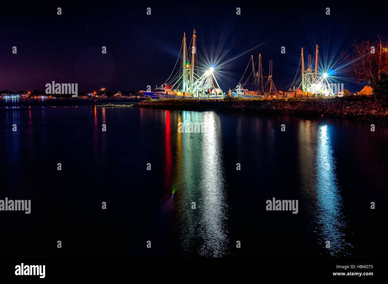 Angelboote/Fischerboote im Hafen bei Nacht Stockfoto